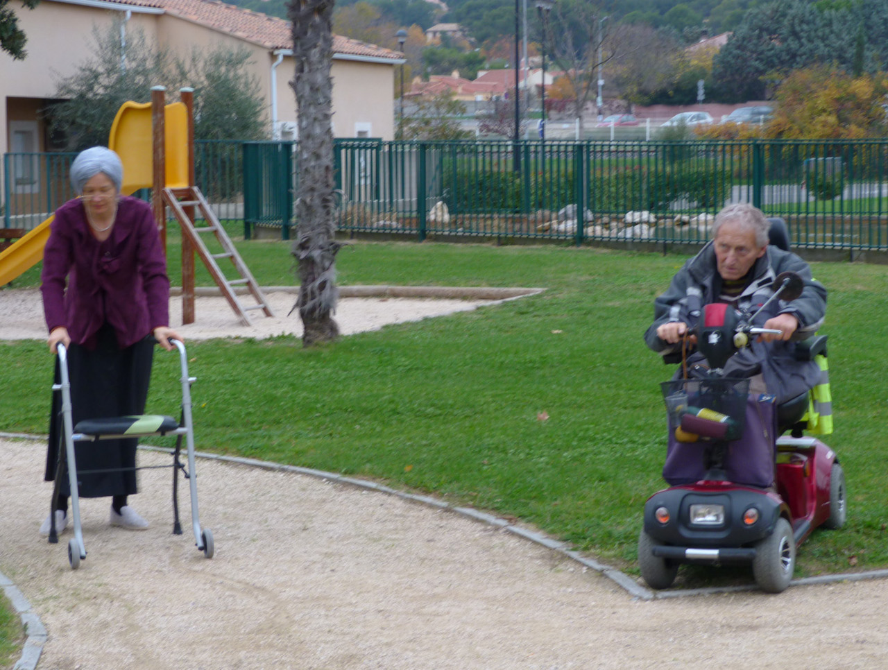 2 fauteuil contre déambulateur.jpg